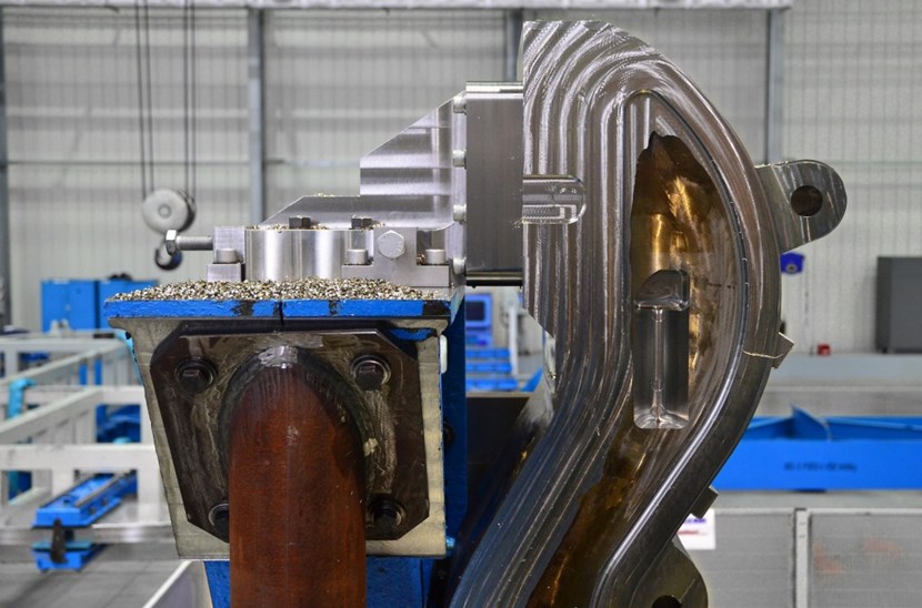 Depuis que la fabrication a été lancée il y a huit mois, 25 tonnes d'acier spécial ont été patiemment transformées en en une pièce de 4 tonnes aux formes complexes et élancées. (Click to view larger version...)